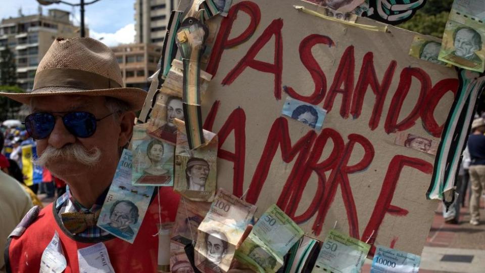 Hombre protesta contra el hambre en Venezuela