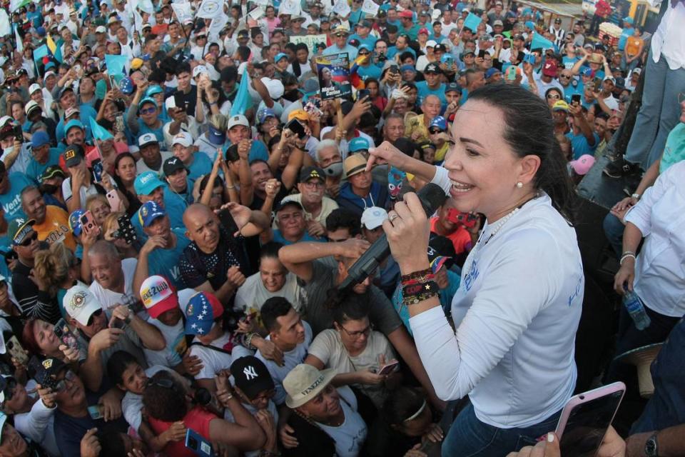 La dirigente de la oposición y candidata presidencial María Corina Machada se dirige hacia sus seguidores durante un mitin político, en Maracaibo, al noroeste de Venezuela, el 11 de agosto de 2023.