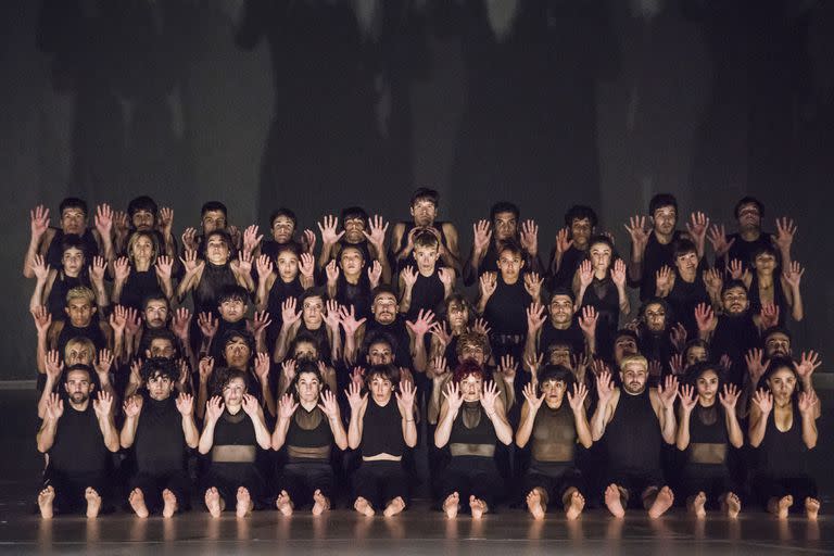 Cincuenta bailarines juntos, enredados o separados, sin abandonar jamás la escena, durante los cincuenta minutos que dura la pieza