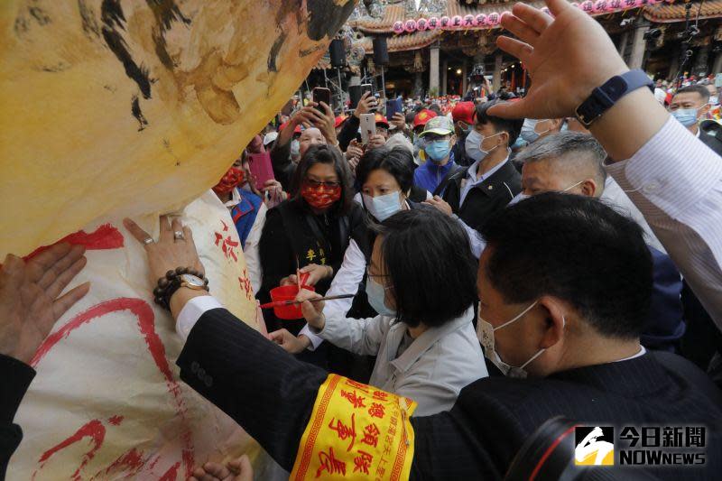 ▲蔡英文總統參與大甲媽遶境祈安典禮，在 寫有國泰民安，風調雨順，天降甘霖的「大甲媽」天燈題上名字，祈求上達天聽。（圖／鎮瀾宮提供)