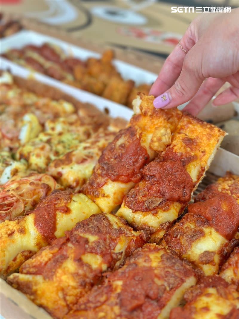 道地美式新口味「底特律無邊脆皮披薩」首登場，只有在「一公尺派對巨飽盒」吃得到！（圖／記者劉沛妘攝影）