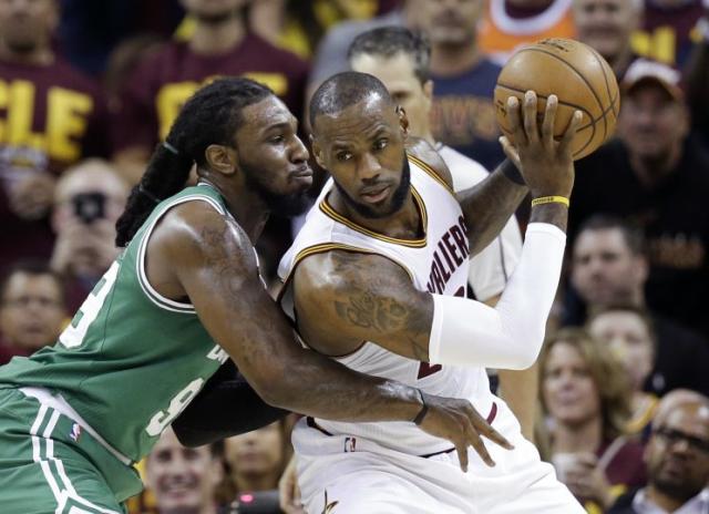 LeBron James speaks to teammates before Cavaliers' first practice 