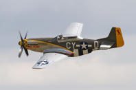 <p>El P-51 Mustang, ganador de la guerra, es el más emblemático de todos los aviones de combate estadounidenses. Al igual que el Spitfire británico, combinaba una gran belleza con unas prestaciones excepcionales. Más esbelto y elegante que el P-47 Thunderbolt, posiblemente más atractivo que el P-38 y más distintivo que el sencillo P-40, el Mustang llegó a simbolizar el poderío aéreo estadounidense como ningún otro caza de guerra.</p><p>Cuando preguntamos al diseñador de supercoches Peter Stevens por qué los objetos aerodinámicos suelen tener tan buen aspecto, nos dijo que cuando miramos algo casi nos imaginamos que pasamos las manos por encima, y que una forma elegante se siente bien al tacto. Quizá una prueba de esta teoría sea la belleza del P-51 Mustang, un avión diseñado para ser lo más liso posible a fin de minimizar la resistencia aerodinámica, lo que, por supuesto, aumentaba tanto su velocidad como su autonomía.</p>