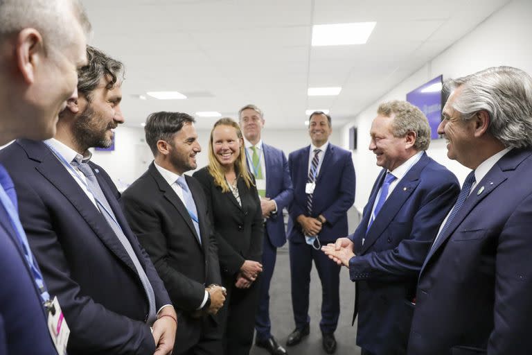 Agustín Pichot mira a los ojos a su amigo "Twiggy" Forrest (a la derecha de Alberto Fernández); acaba de abrirle la puerta de los negocios en la Argentina