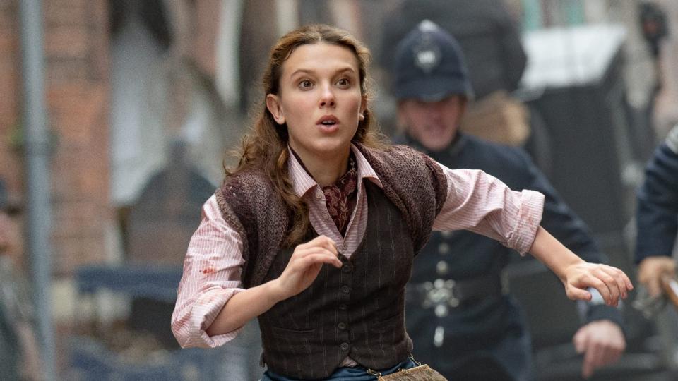 Der geniale Intellekt von Enola (Millie Bobby Brown) ist auch in der Fortsetzung von "Enola Holmes" bei Netflix gefragt. (Bild: Netflix)