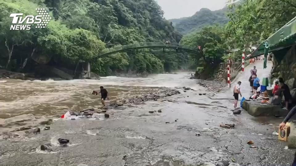 許多民眾會到溪邊戲水，消暑同時也須注意溪水暴漲的前兆。（示意圖／TVBS資料畫面）