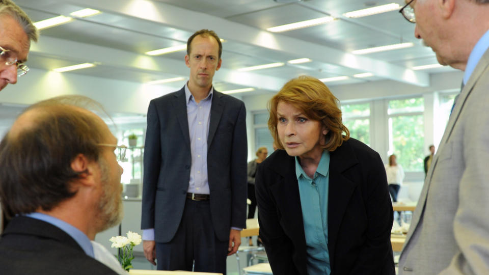 "Unter Verdacht: Ein Richter" (23.4., 20.15 Uhr, ZDF): Dr. Eva Maria Prohacek (Senta Berger) befragt Dr. Rainer Koller (Martin Brambach)