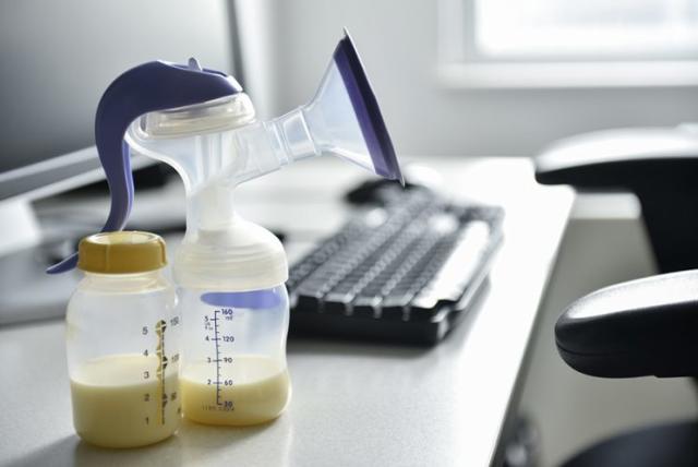 Woman uses coffee creamer bottle to store breast milk and keeps it in the  work fridge for a week! : r/thatHappened