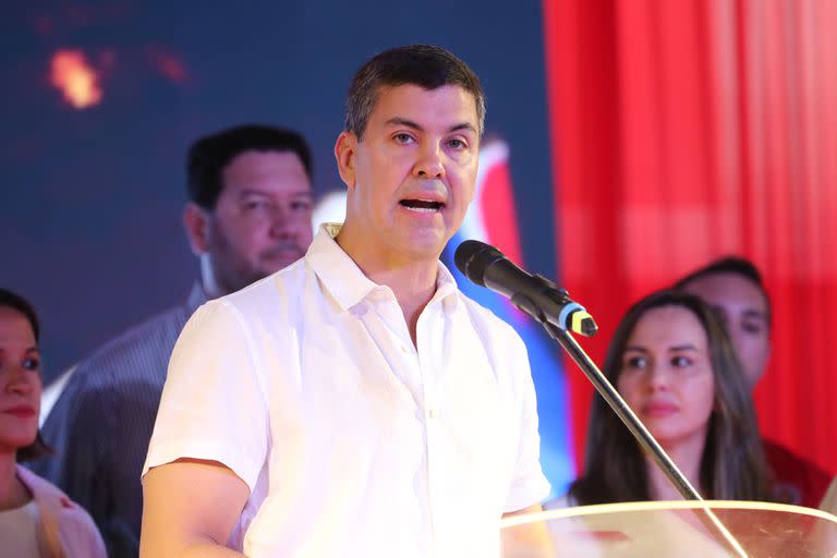 El candidato presidencial Santiago Peña, del Partido Colorado, pronuncia hoy un discurso en Asunción (Paraguay). Peña aseguró este domingo, antes de la apertura de la jornada de comicios generales, que "cada voto de cada paraguaya y cada paraguayo cuenta".