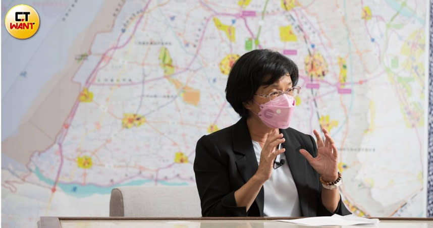 民進黨提名立委黃秀芳參選彰化縣長，上演女力對決，彰化縣長王美惠自信的說，蔡總統提名女性也象徵對她在縣政表現上的肯定。（圖／張文玠攝）