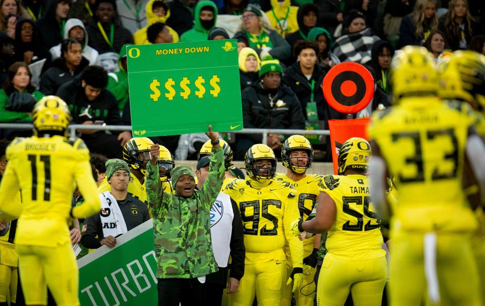 The Oregon sideline calls a play during a Pac-12 matchup against Washington at Autzen Stadium Nov. 12, 2022.