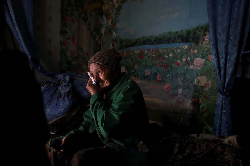 FOTO DE ARCHIVO. Lyubov Vasilivna, de 71 años, reacciona al enumerar la vulnerabilidad económica, la vejez, sus animales y la casa donde nació la anciana de 71 años como las razones para permanecer en su hogar y no evacuar de la aldea de Semenivka, cerca de la ciudad de Avdivka, en la línea del frente, en la región oriental de Donetsk, Ucrania