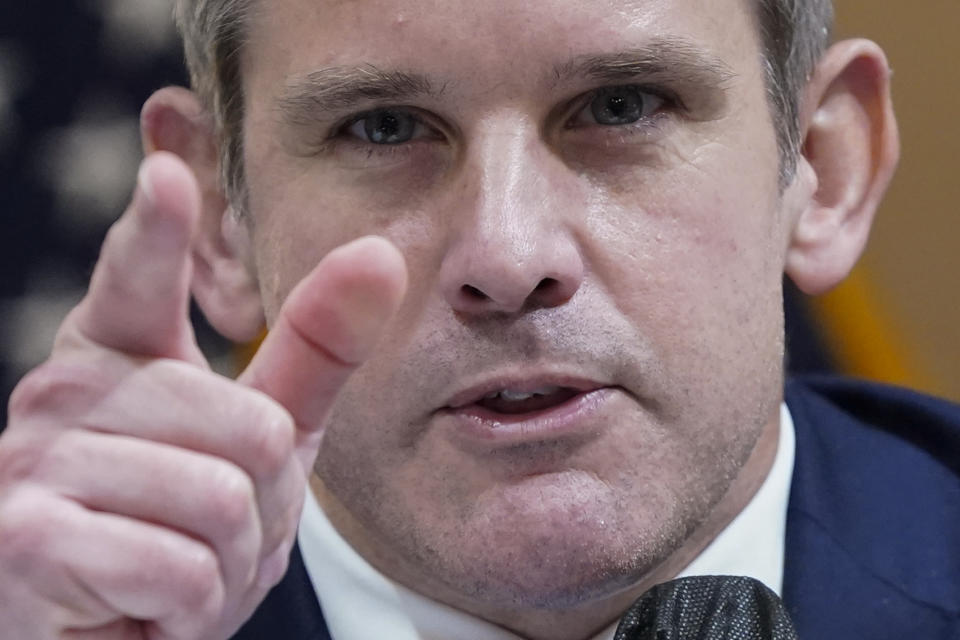 Adam Kinzinger, representante republicano de Illinois, declara ante la comisión investigadora de la Cámara de Representantes, en el Capitolio, Washington, el 21 de julio de 2022. (AP Foto/Patrick Semansky)