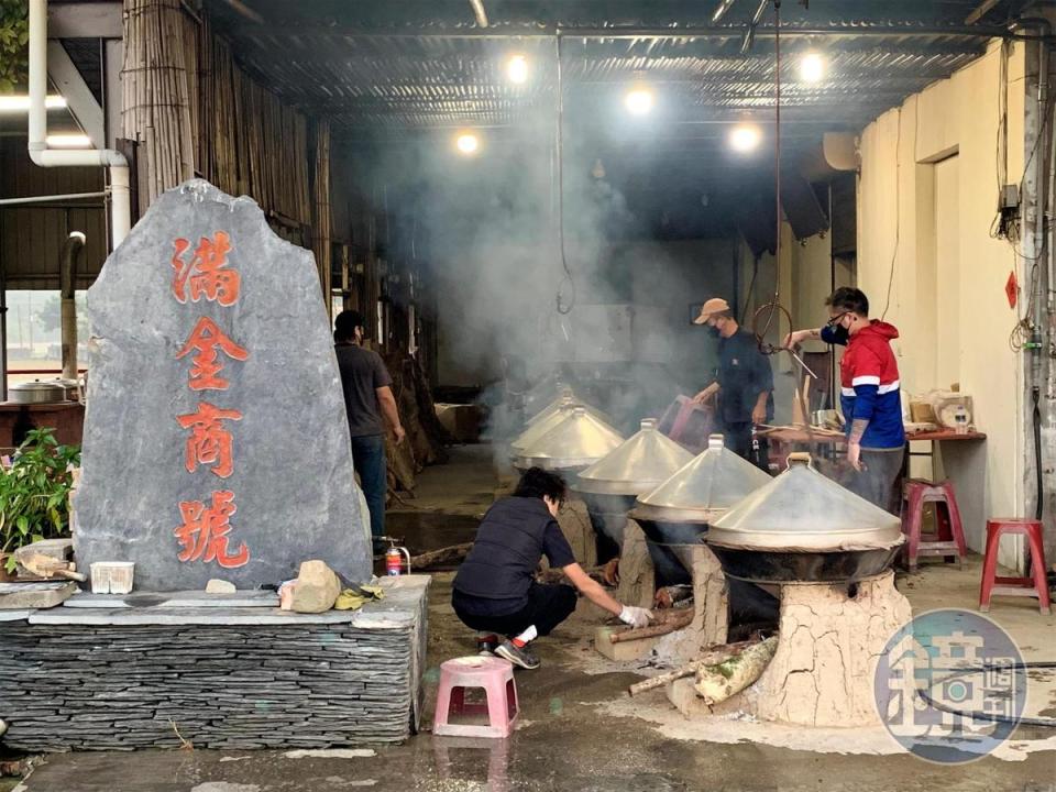 「滿金商行」開在高雄美濃區的稻田間，只有在過年前3週，才會開始搭灶做年糕。