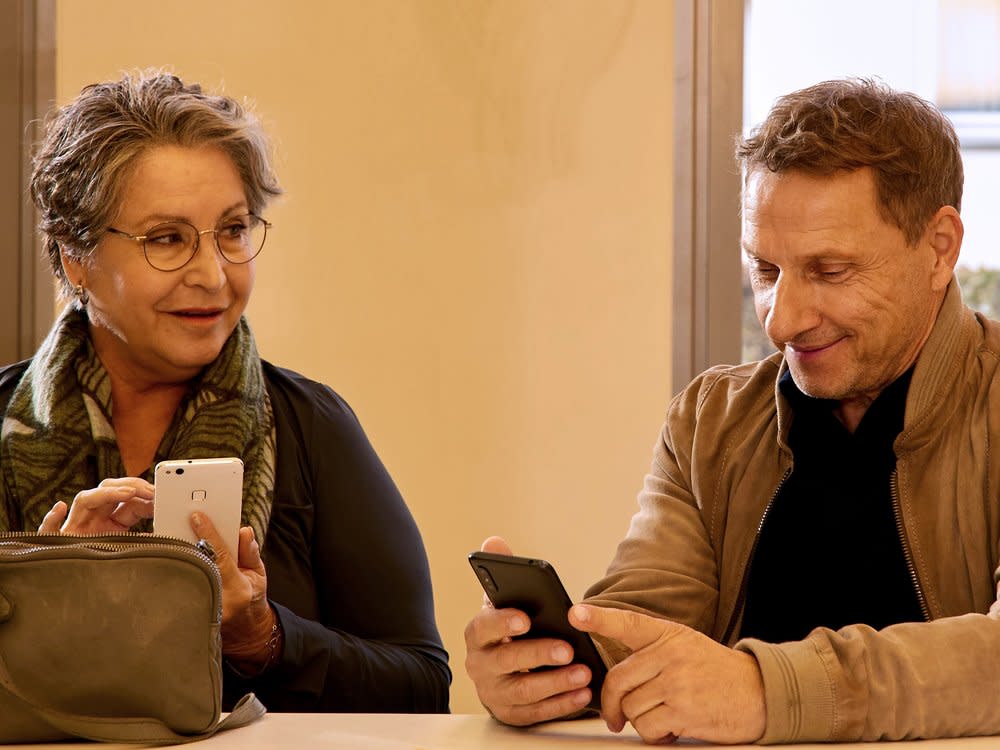 "Anna und ihr Untermieter: Wenn du träumst von der Liebe": Im "Digitalkurs für junge Alte" trifft Anna (Katerina Jacob) auf den charmanten Godehard (Richy Müller). (Bild: ARD Degeto/Kai Schulz)