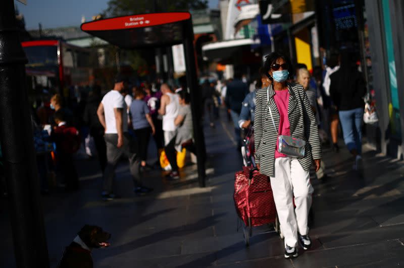 Una mujer con una mascarilla en Brixton, Londres, Reino Unido