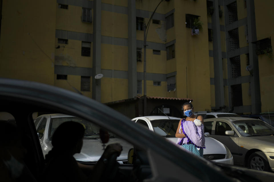 Ada Mendoza, de 24 años, llega a casa con su hija recién nacida Peyton después de ser dada de alta del hospital, en el barrio Catia de Caracas, Venezuela, el sábado 12 de septiembre de 2020. (AP Foto/Matias Delacroix)