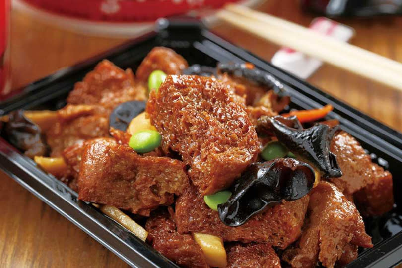 單點年菜「團圓大四喜烤麩」是浙江著名的冷盤菜，烤麩吸飽湯汁，入味有嚼勁。（320元）
