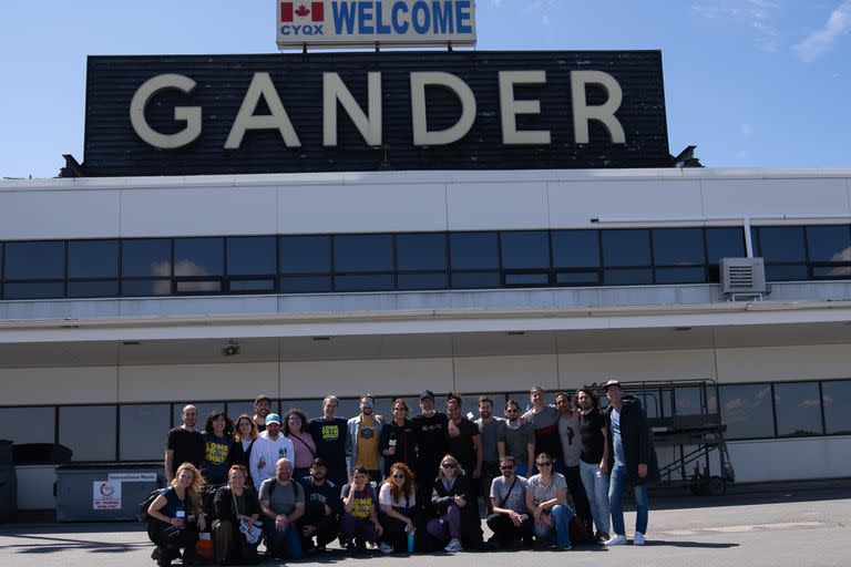 El elenco del musical Come From Away en el aeropuerto de Gander, en Canadá, el pueblo donde tuvo lugar la historia original