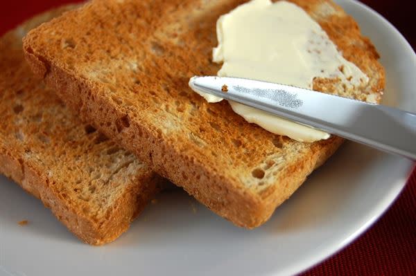 由乳製品衍生製造而成，且乳脂肪含量≧80％，才能標示為「奶油」，英文名稱為「Butter」。