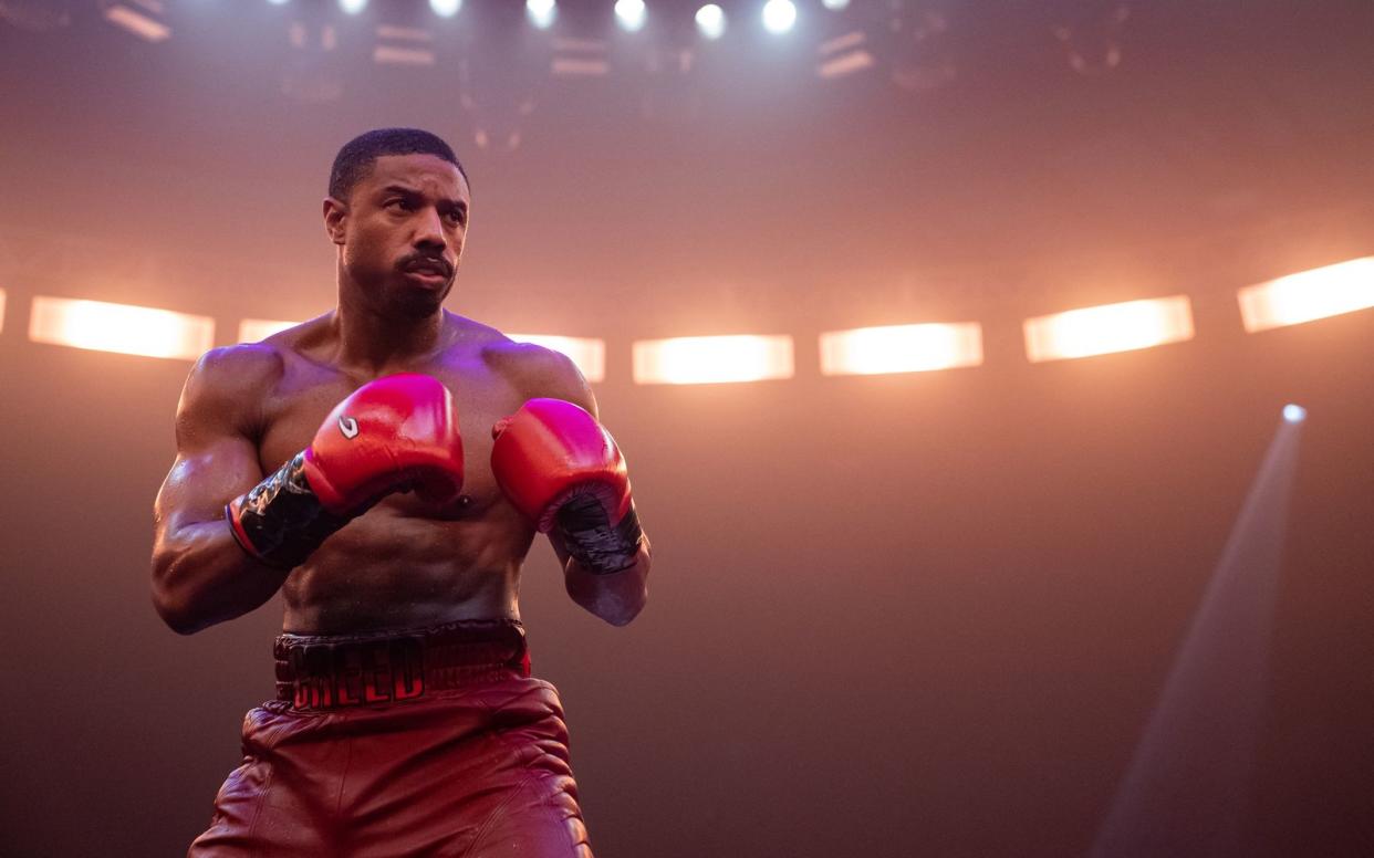 Michael B. Jordan schlüpft in "Creed III - Rocky's Legacy" zum dritten Mal in die Rolle von Adonis Creed, mit dem Boxerfilm feiert er außerdem sein Debüt als Regisseur. (Bild: 2023 Metro-Goldwyn-Mayer Pictures Inc. All Rights Reserved CREED is a trademark of Metro-Goldwyn-Mayer Studios Inc./Eli Ade/Warner Bros.)