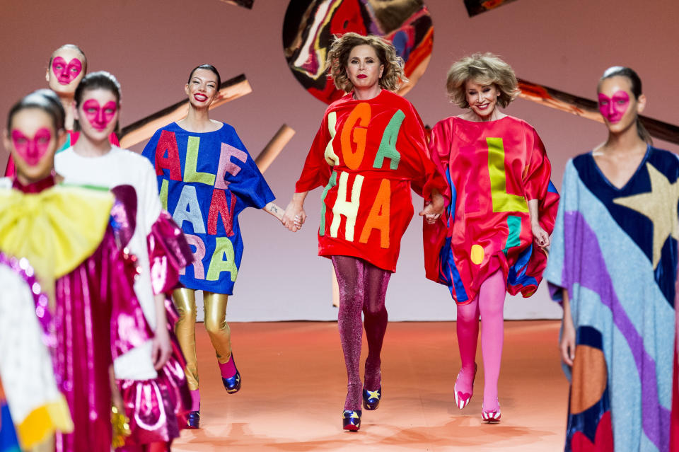 Ágatha Ruiz de la Prada, Mila Ximénez y Alejandra Rubio cerraron el desfile caminando juntas y dejándonos una imagen que ya forma parte de la historia de la MBFWM. (Foto: Juan Naharro Gimenez / Getty Images)