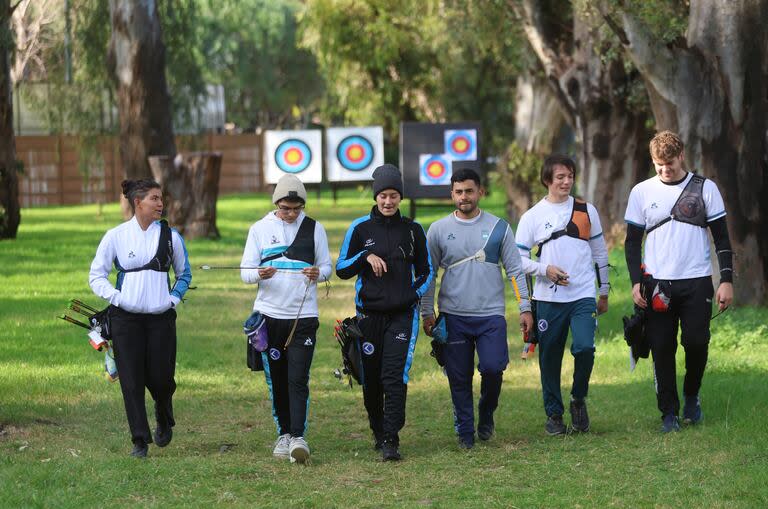 Representantes argentinos de tiro al arco, durante un ensayo en el Cenard: Oriana González Vargas, Damián Jajarabilla, Alma Pueyo, Ignacio Escalante, Valentín Walter y Bruno Nunzi 