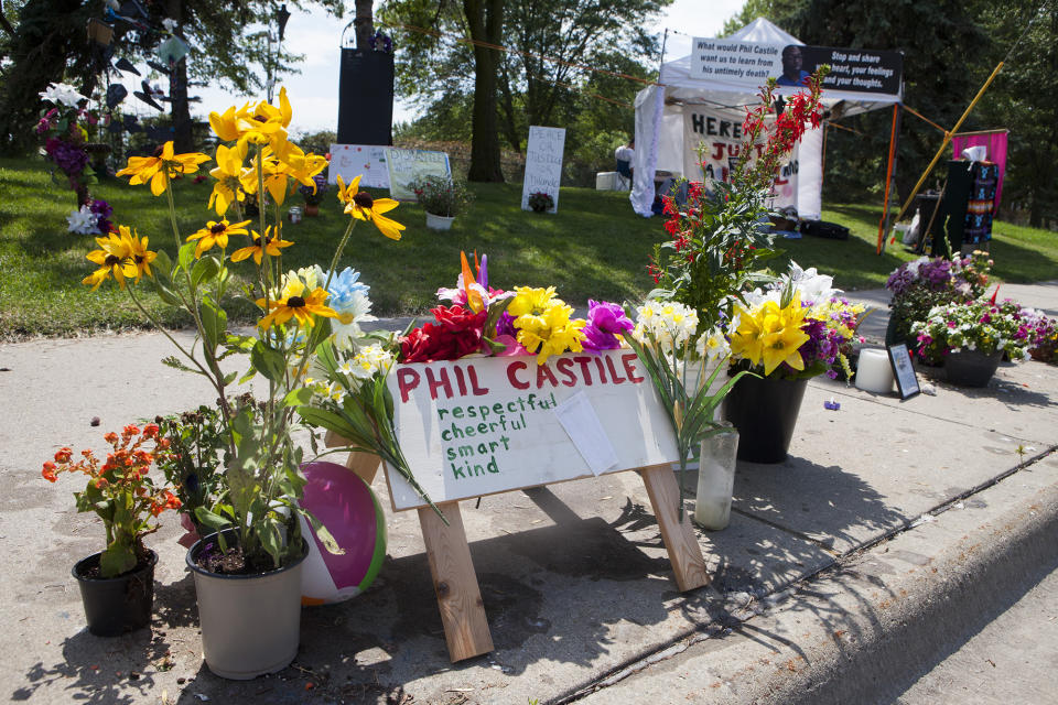 Police fatally shoot Philando Castile in Falcon Heights, Minn.