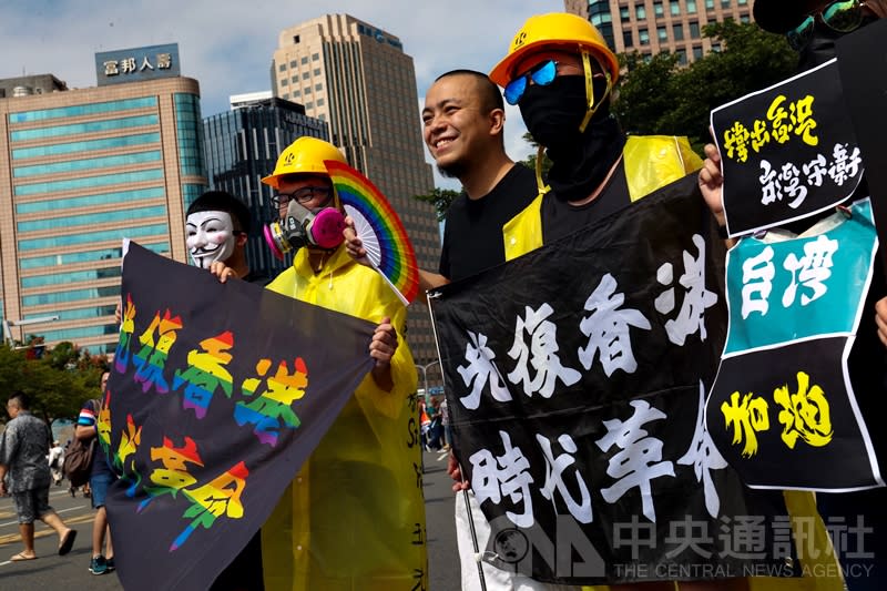 第17屆台灣同志遊行26日下午登場，挺香港反送中的民眾也上街參與遊行，持布條看板表達訴求。（中央社）