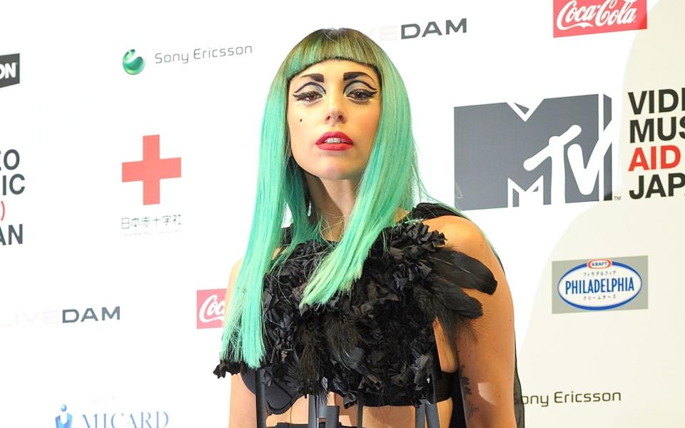 Ein eher klassischer Auftritt von Lady Gaga im Jahr 2011. "Klassisch" ist bei ihr aber immer noch sehr viel bunter als bei den meisten anderen Pop-Künstlern. (Bild: Getty Images/Koki Nagahama)