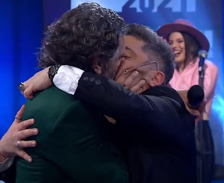 El apasionado beso de Leo Sbaraglia y Jey Mammón