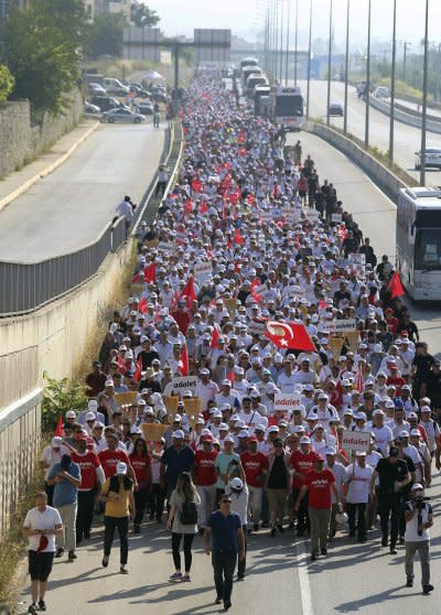 土耳其最大反對黨共和人民黨的領袖奎里達歐魯，發起「正義進軍」徒步抗議。（美聯社）