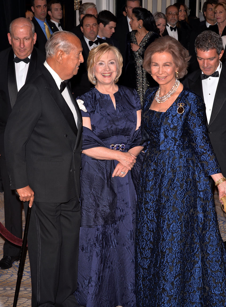 NEW YORK, NY - NOVEMBER 19:  (L-R) Oscar de la Renta, Hillary Rodham Clinton and Her Majesty Queen Sofia of Spain attend the Queen Sofia Spanish Institute 2013 Gold Medal Gala at The Waldorf=Astoria on November 19, 2013 in New York City.  (Photo by Andrew H. Walker/Getty Images)