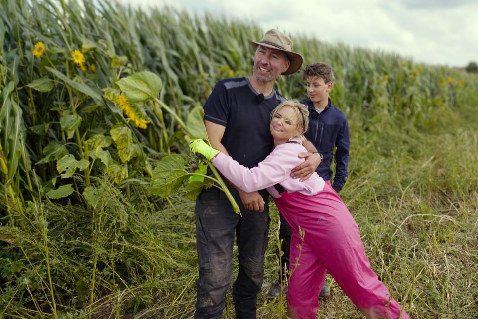 Daniela Katzenberger hilft Bauer Peter bei der Ernte. (Bild: Picture Puzzle Medien)