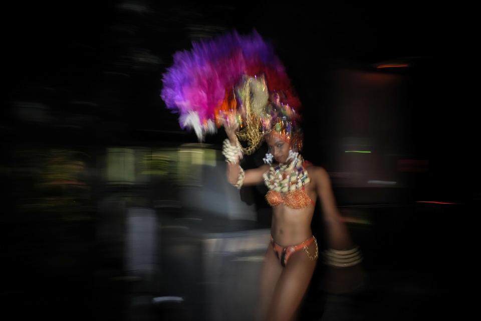 Una bailarina camina desde el escenario hasta los camerinos después de actuar en la sala de espectáculos Tropicana en La Habana, Cuba, el jueves 2 de noviembre de 2023. (Foto AP/Ramón Espinosa)