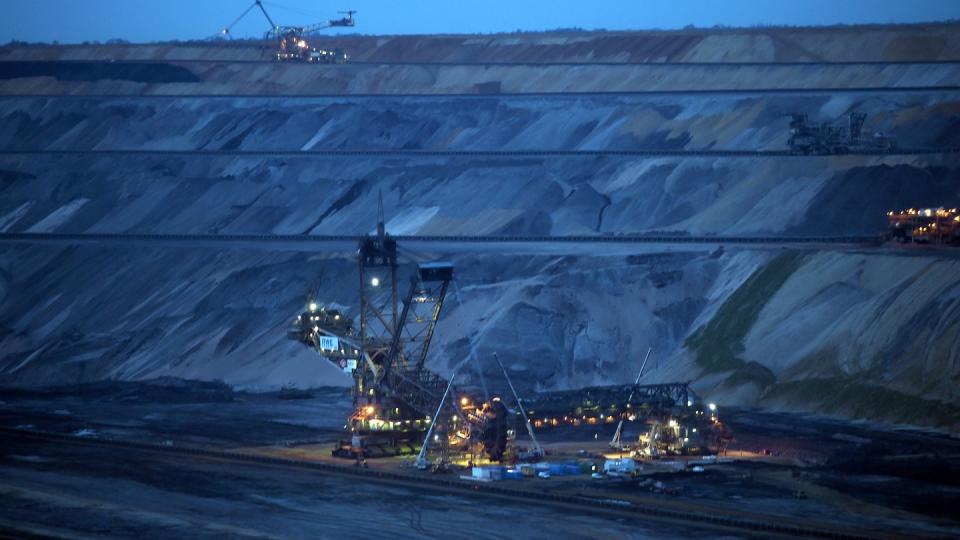 Braunkohlebagger arbeiten im Tagebau Garzweiler II. Wirtschaftsminister Altmaier hat einen Gesetzentwurf für den Strukturwandel in Kohleregionen vorgelegt. Foto: Federico Gambarini