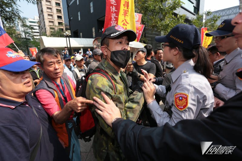 LU3_1830.20170329-反年金改革團體從鎮江街退休警消衝入，與警方衝突。（顏麟宇攝）