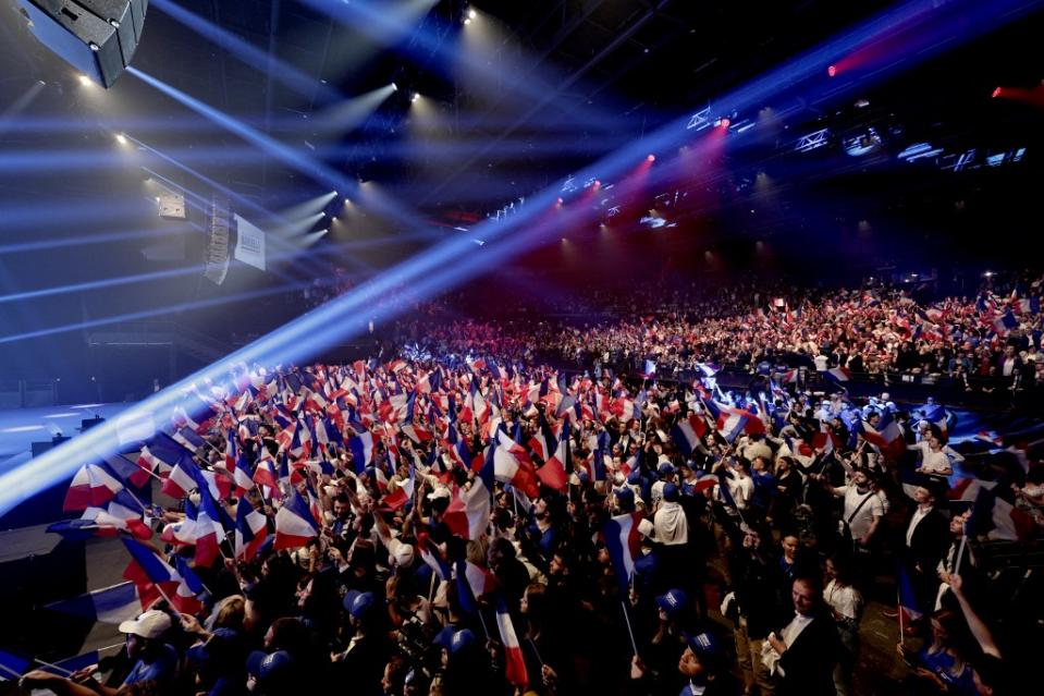 <span>Asistentes ondean banderas francesas antes de un mitin de campaña del candidato principal del partido francés Rassemblement National (RN), Jordan Bardella, el 2 de junio de 2024 </span><div><span>STEPHANE DE SAKUTIN</span><span>AFP</span></div>