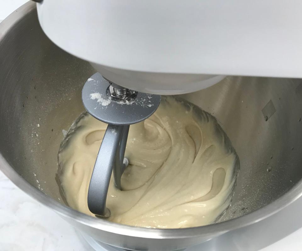 Kenwood Chef XL Titanium Stand Mixer  vanilla sponge