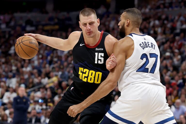 Rudy Gobert intenta detener el paso de un Nikola Jokic que estuvo intratable en la noche de Denver