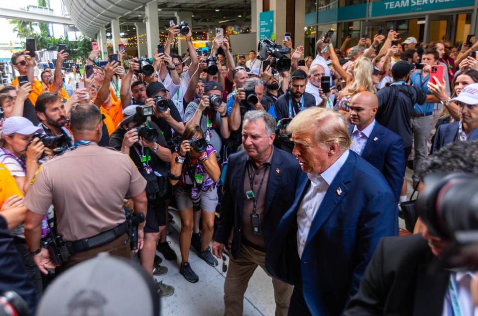 El ex presidente Donald Trump es escoltado por el servicio secreto antes del Gran Premio de Miami de Fórmula 1 en el Miami International Autodrome, el domingo 5 de mayo de 2024, en Miami Gardens, Florida.