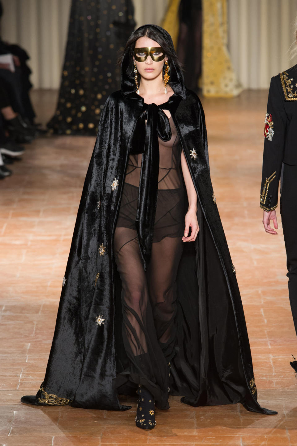 <p>Bella walking for Alberta Ferretti AW17</p>