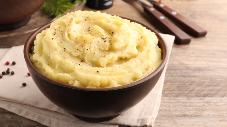 mashed potatoes in wooden bowl