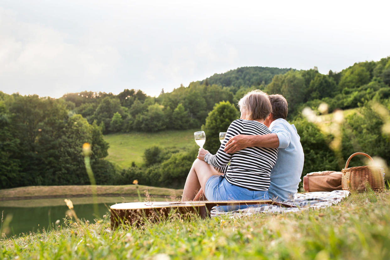 Senior couple at the lake having a picnic (Halfpoint / Getty Images/iStockphoto)