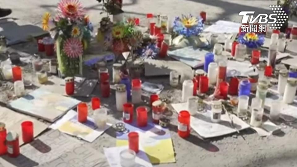 現場有許多鮮花及蠟燭，為哀悼戰爭中喪命的亡者。（圖／TVBS）