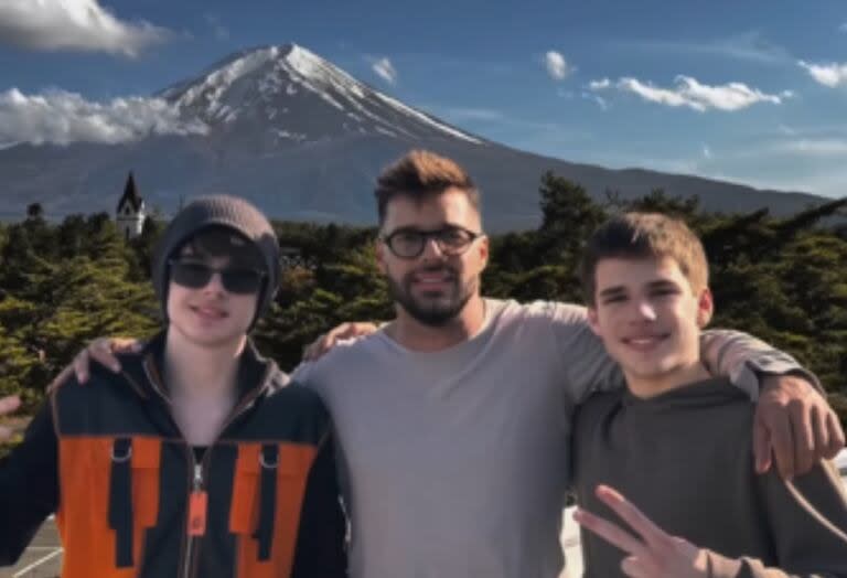 El cantante y sus hijos, Valentino y Matteo, visitaron Tokio (Foto: Instagram @ricky_martin)