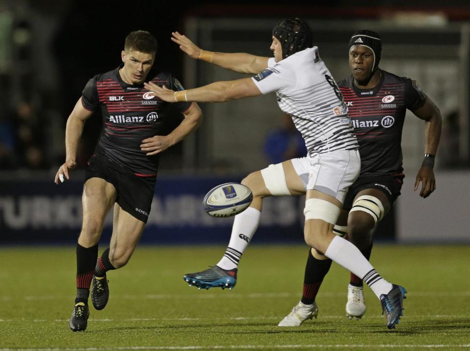 Owen Farrell of Saracens grubber kicks the ball beyond James King (Getty)