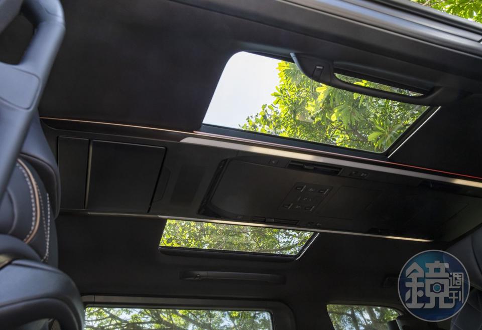 左右獨立全景式玻璃車頂讓自然光透入車室。