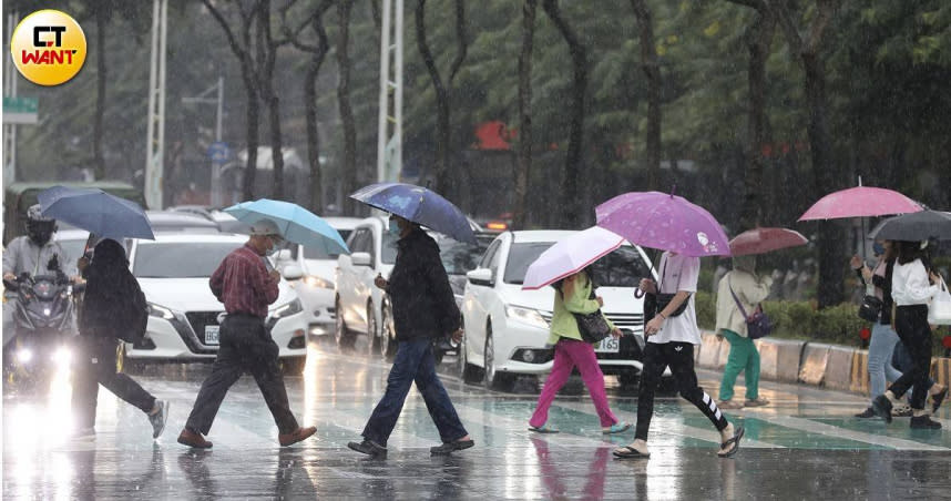 午後對流旺盛，中央氣象署今(24日)下午15時30分針對6縣市發布豪大雨特報。（示意圖／劉耿豪攝）