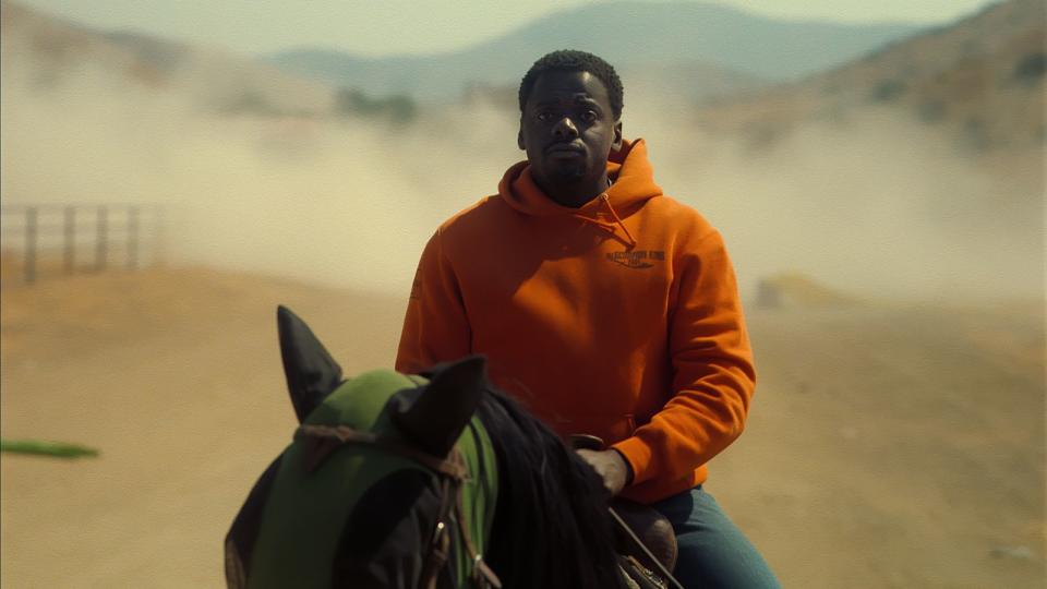 Der Rancher  OJ (Daniel Kaluuya) macht eine ungewöhnliche Beobachtung. (Bild: Universal Studios)